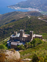 Monasterio de Sant Pere de Rodes. Al fondo, Port de la Selva